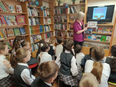 В библиотеке-филиале №11 прошёл патриотический час «Память в названиях улиц жива», посвящённый Дню освобождения Симферополя от немецко-фашистских захватчиков