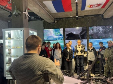 Память и героизм. В преддверии Дня Победы в Перевальном прошла встреча учеников ялтинской спортшколы с Героем России Владимиром Манохиным