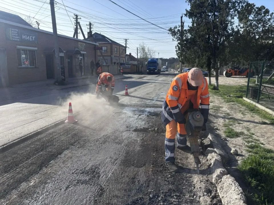 В Симферополе продолжается ремонт дорог В Симферополе продолжается ремонт дорог