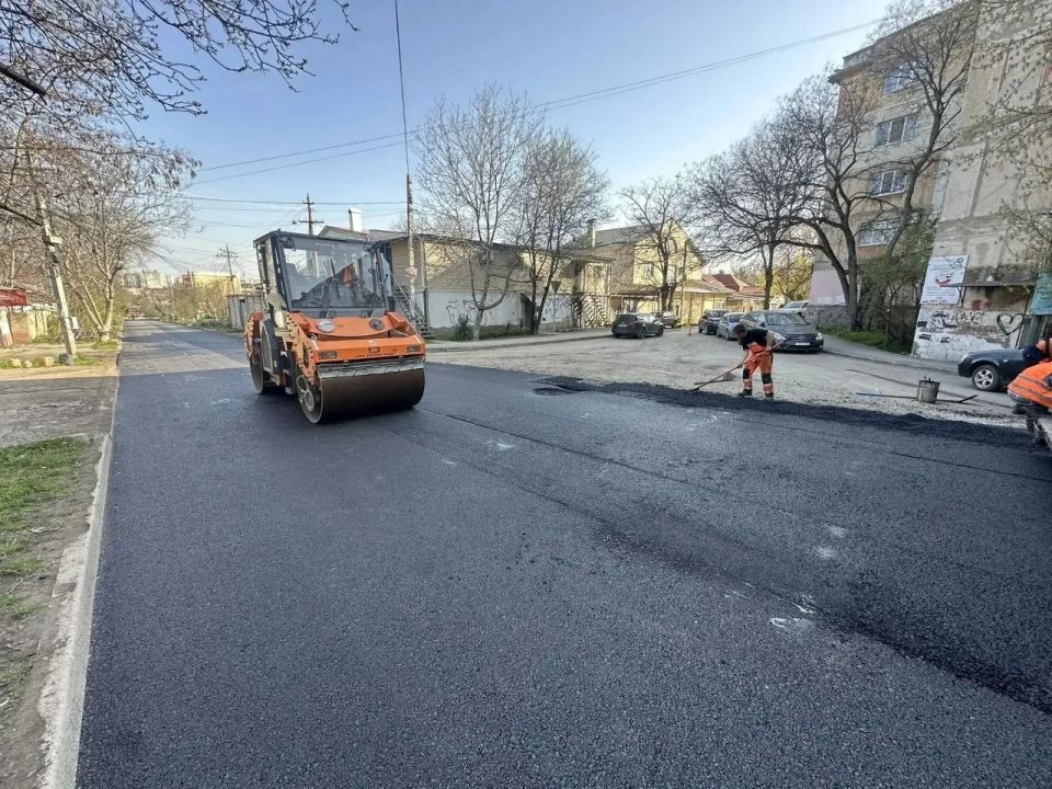 В Симферополе продолжается ремонт дорог В Симферополе продолжается ремонт дорог