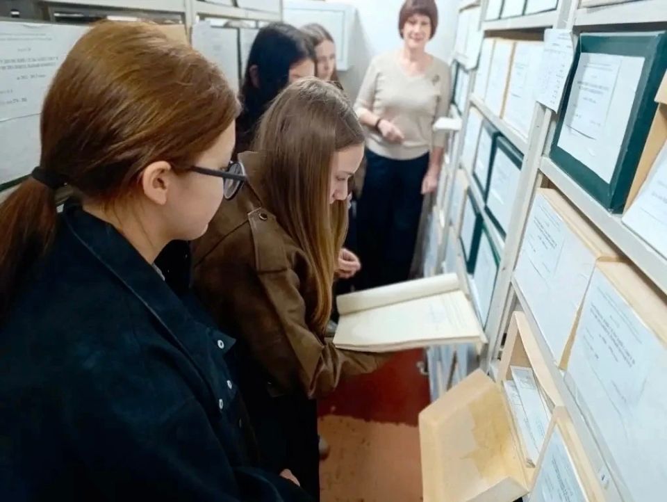 В Джанкойском районе школьникам провели экскурсию в муниципальном архиве В Джанкойском районе школьникам провели экскурсию в муниципальном архиве