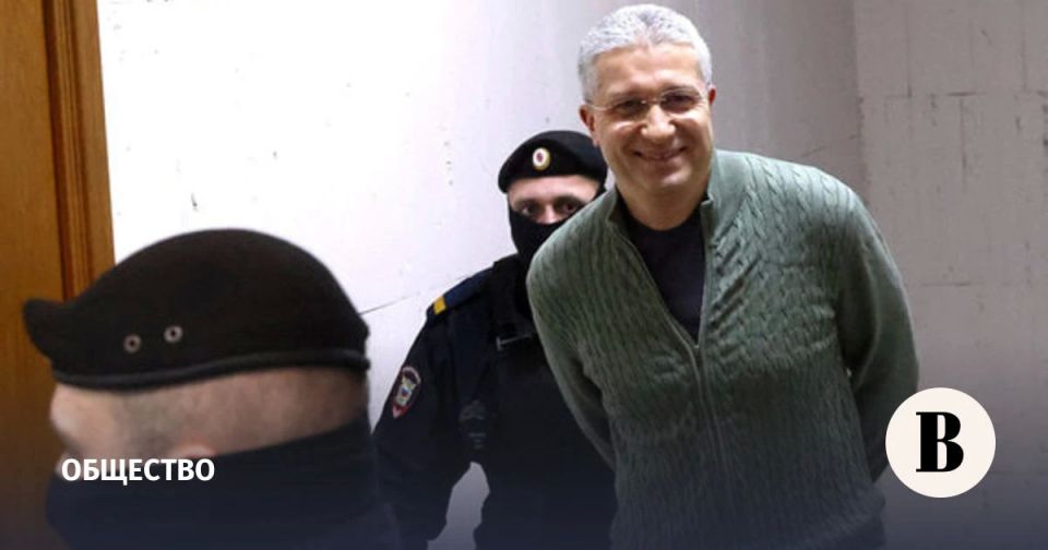 Сергей Колясников: До суда дошло второе уголовное дело заместителя министра обороны Тимура Иванова, обвиняемого в получении взяток на общую сумму более 1,3 млрд руб Сергей Колясников: До суда дошло второе уголовное дело заместителя министра обороны Тимура Иванова, обвиняемого в получении взяток на общую сумму более 1,3 млрд руб