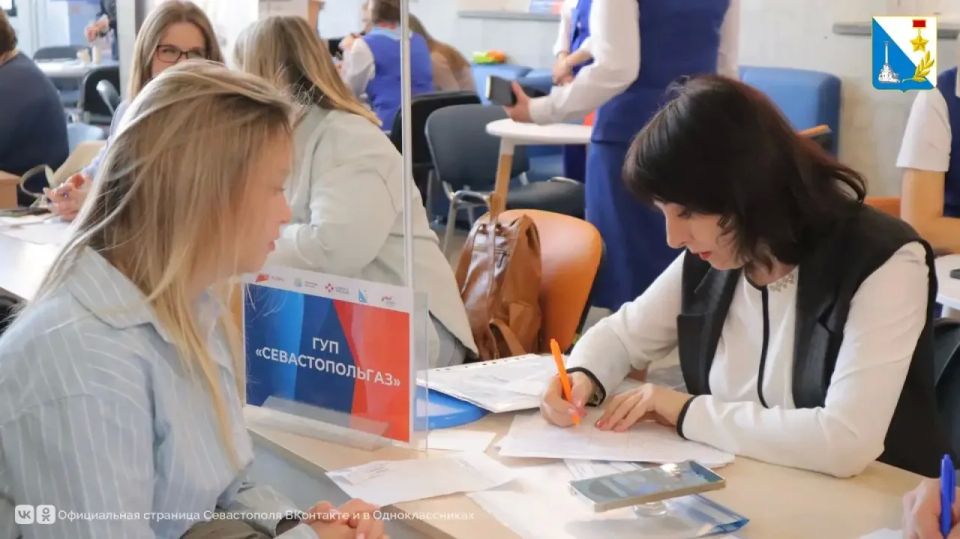 Более 980 севастопольцев посетили Всероссийскую ярмарку трудоустройства: каждый третий соискатель получил предложение о работе Более 980 севастопольцев посетили Всероссийскую ярмарку трудоустройства: каждый третий соискатель получил предложение о работе