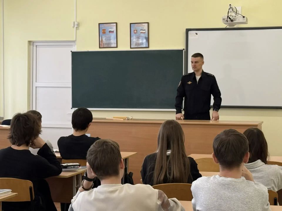 В Евпатории в рамках операции «Чистое поколение» полицейские провели комплекс мероприятий по противодействию незаконному обороту наркотиков среди молодёжи В Евпатории в рамках операции «Чистое поколение» полицейские провели комплекс мероприятий по противодействию незаконному обороту наркотиков среди молодёжи