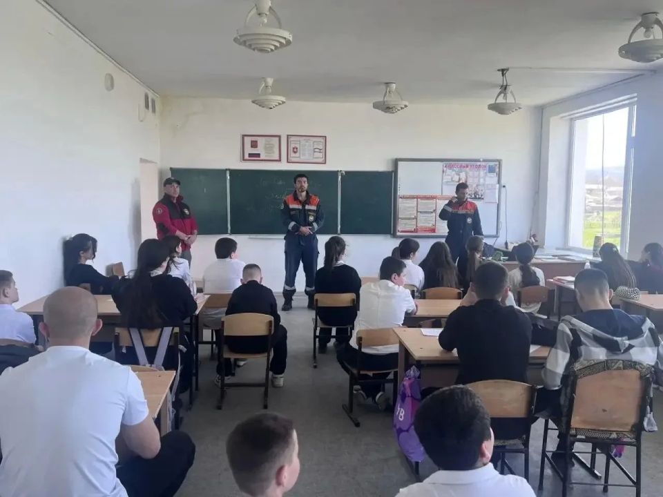 Чтобы память жила вечно. Сотрудники подведомственного учреждения МЧС Республики Крым ГКУ РК «КРЫМ-СПАС» проводят со школьниками уроки мужества, посвященные Дню Великой Победы Чтобы память жила вечно. Сотрудники подведомственного учреждения МЧС Республики Крым ГКУ РК «КРЫМ-СПАС» проводят со школьниками уроки мужества, посвященные Дню Великой Победы