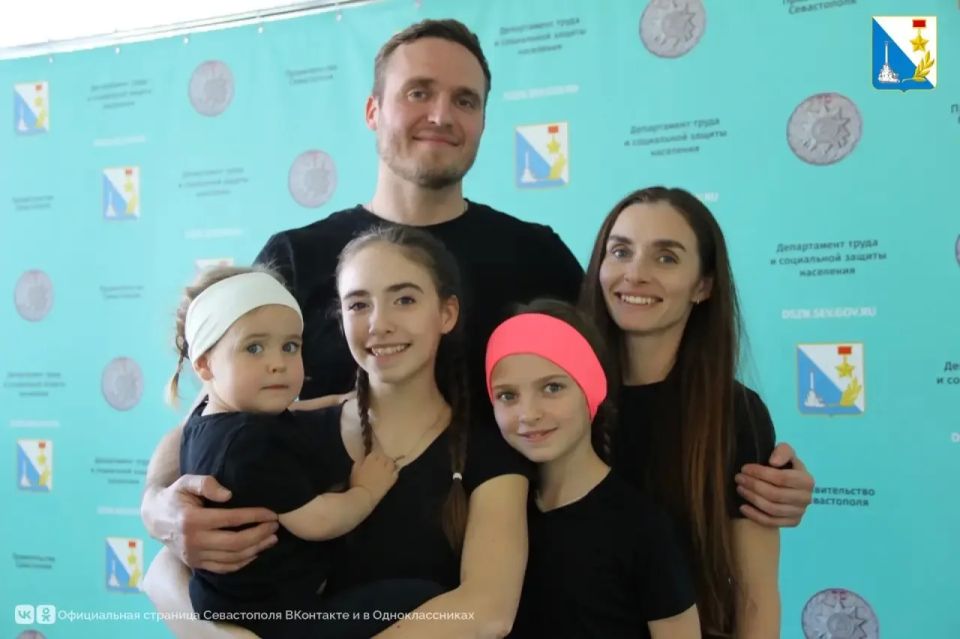 В Севастополе выбрали победителей регионального этапа конкурса «Семья года — 2026» В Севастополе выбрали победителей регионального этапа конкурса «Семья года — 2026»