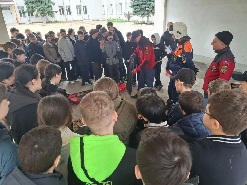 Чтобы память жила вечно. Сотрудники подведомственного учреждения МЧС Республики Крым ГКУ РК «КРЫМ-СПАС» проводят со школьниками уроки мужества, посвященные Дню Великой Победы Чтобы память жила вечно. Сотрудники подведомственного учреждения МЧС Республики Крым ГКУ РК «КРЫМ-СПАС» проводят со школьниками уроки мужества, посвященные Дню Великой Победы