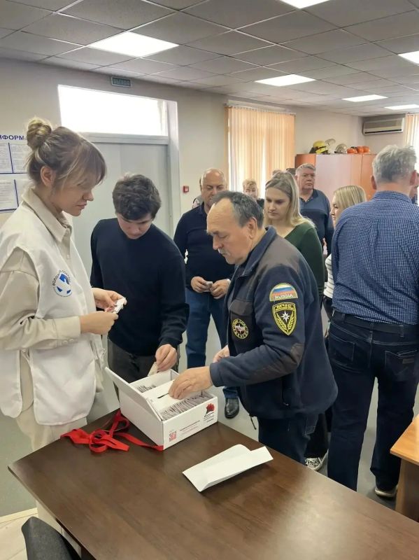 Красная гвоздика – цветок памяти и благодарности Красная гвоздика – цветок памяти и благодарности
