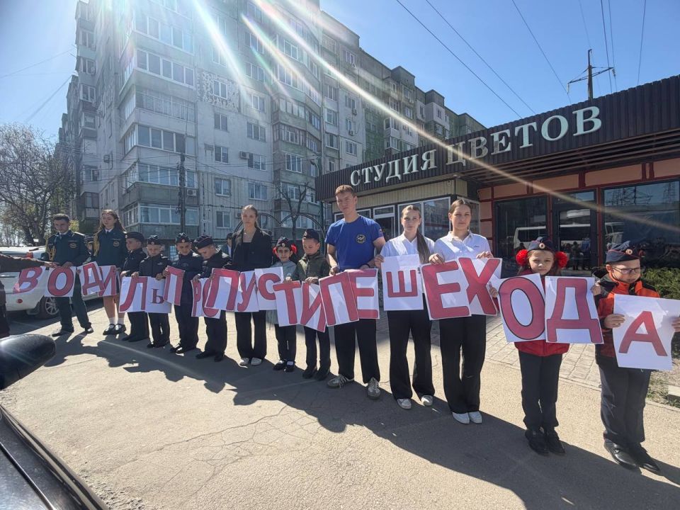В Симферополе с помощью живой инсталляции дети напомнили водителям о самом важном В Симферополе с помощью живой инсталляции дети напомнили водителям о самом важном
