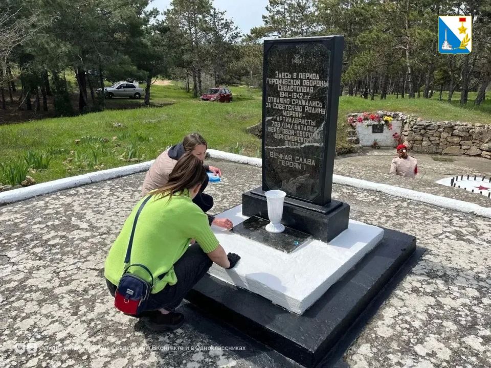 Сотрудники департамента труда и кадрового центра очистили памятник героической 114-й береговой батареи на Суздальских высотах Сотрудники департамента труда и кадрового центра очистили памятник героической 114-й береговой батареи на Суздальских высотах