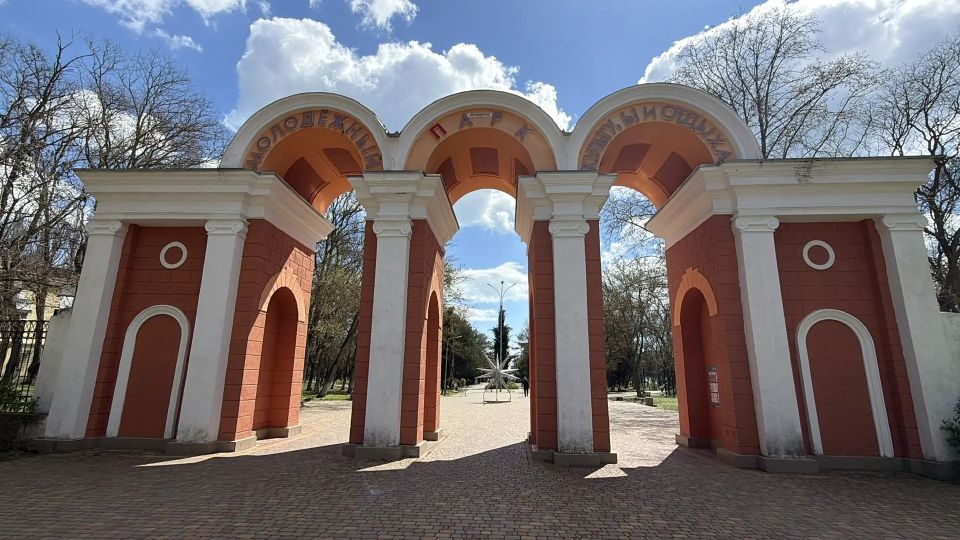 В Керчи продолжается покос травы В Керчи продолжается покос травы