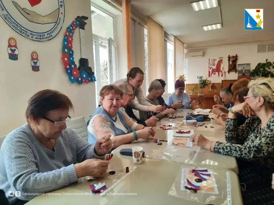 Подопечные центра соцобслуживания сделали броши ко Дню Победы Подопечные центра соцобслуживания сделали броши ко Дню Победы