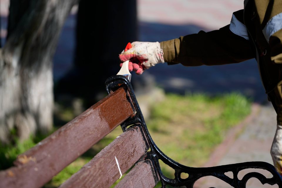 Служба городского хозяйства продолжает наводить порядок на общественных территориях Керчи Служба городского хозяйства продолжает наводить порядок на общественных территориях Керчи