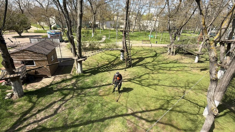 В Керчи продолжается покос травы В Керчи продолжается покос травы