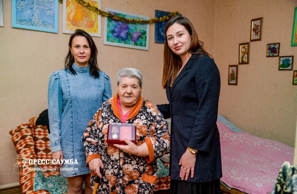 В Евпатории вручили юбилейные медали ликвидаторам аварии Чернобыльской АЭС В Евпатории вручили юбилейные медали ликвидаторам аварии Чернобыльской АЭС