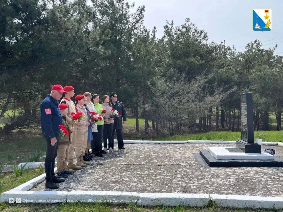 Сотрудники департамента труда и кадрового центра очистили памятник героической 114-й береговой батареи на Суздальских высотах Сотрудники департамента труда и кадрового центра очистили памятник героической 114-й береговой батареи на Суздальских высотах