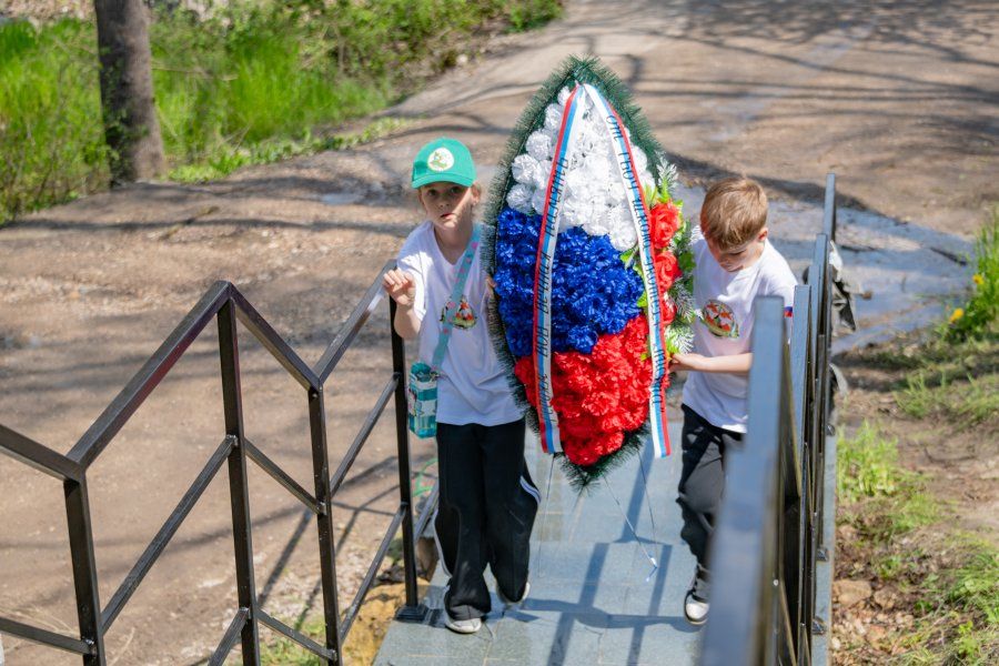 Юные севастопольцы привели в порядок «Могилу неизвестного солдата, павшего в боях за освобождение Севастополя в 1941-1944 годах» к Дню Победы Юные севастопольцы привели в порядок «Могилу неизвестного солдата, павшего в боях за освобождение Севастополя в 1941-1944 годах» к Дню Победы