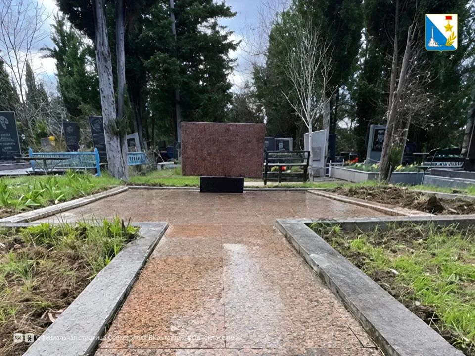 Сотрудники департамента экономического развития привели в порядок три воинских захоронения Сотрудники департамента экономического развития привели в порядок три воинских захоронения
