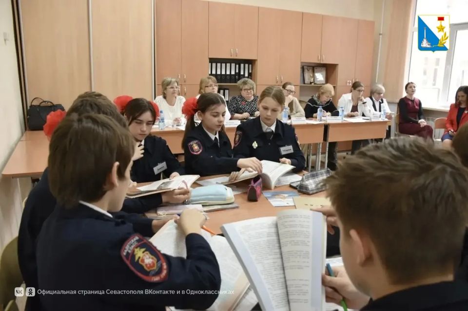 Пять севастопольских педагогов участвуют в конкурсе «Лучший учитель родного языка и родной литературы» Пять севастопольских педагогов участвуют в конкурсе «Лучший учитель родного языка и родной литературы»