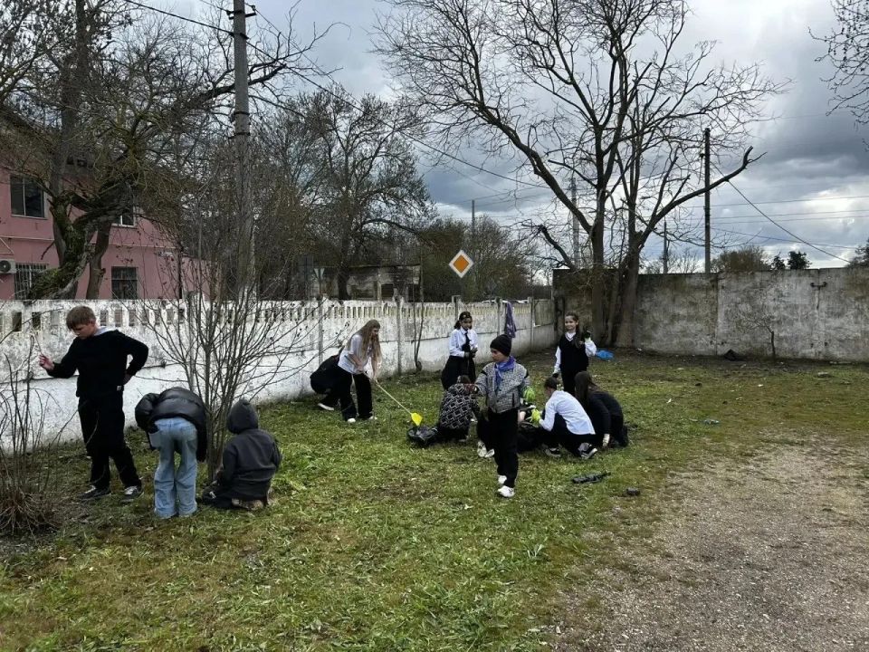 В общеобразовательных учреждениях Керчи ведутся сезонные работы по благоустройству территорий В общеобразовательных учреждениях Керчи ведутся сезонные работы по благоустройству территорий