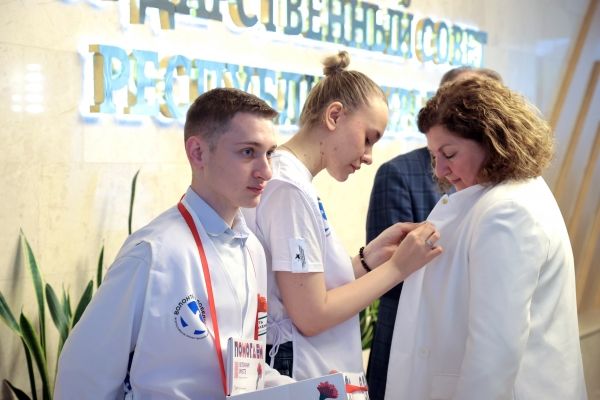 Депутаты крымского парламента присоединились к акции «Красная гвоздика» Депутаты крымского парламента присоединились к акции «Красная гвоздика»