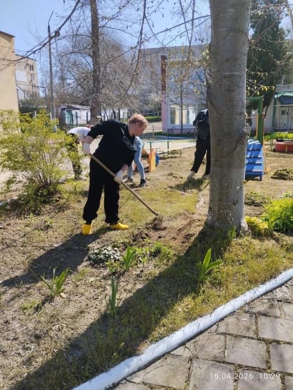 В общеобразовательных учреждениях Керчи ведутся сезонные работы по благоустройству территорий В общеобразовательных учреждениях Керчи ведутся сезонные работы по благоустройству территорий