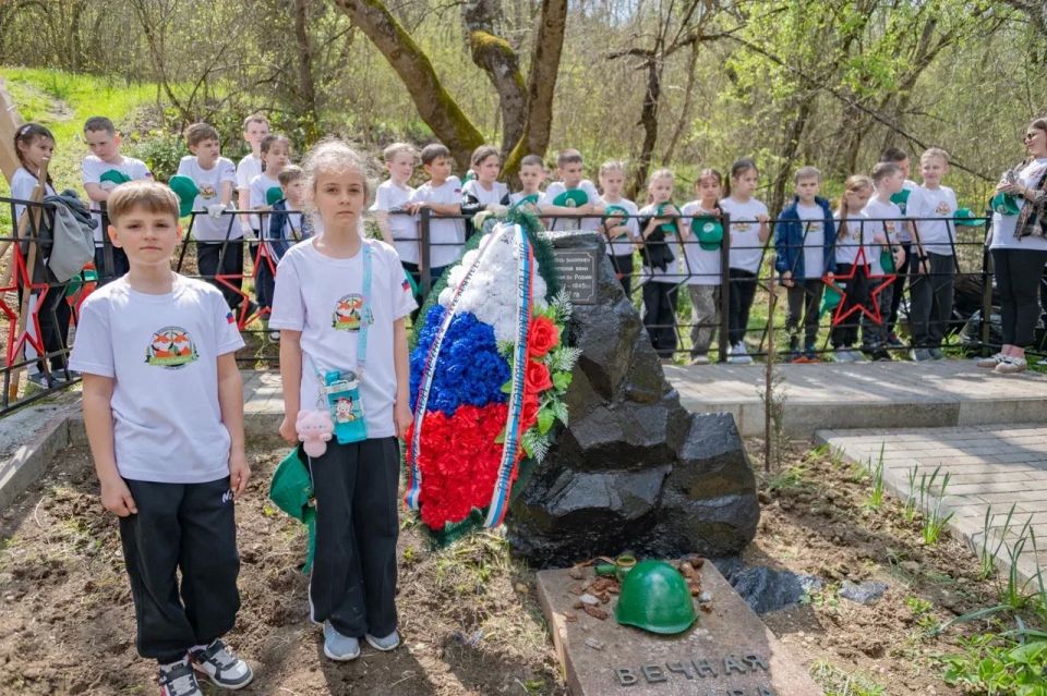 Михаил Развожаев: Наши юные лесничие привели в порядок памятник Неизвестному солдату к Дню Победы Михаил Развожаев: Наши юные лесничие привели в порядок памятник Неизвестному солдату к Дню Победы