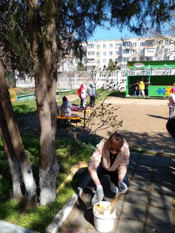 В общеобразовательных учреждениях Керчи ведутся сезонные работы по благоустройству территорий В общеобразовательных учреждениях Керчи ведутся сезонные работы по благоустройству территорий