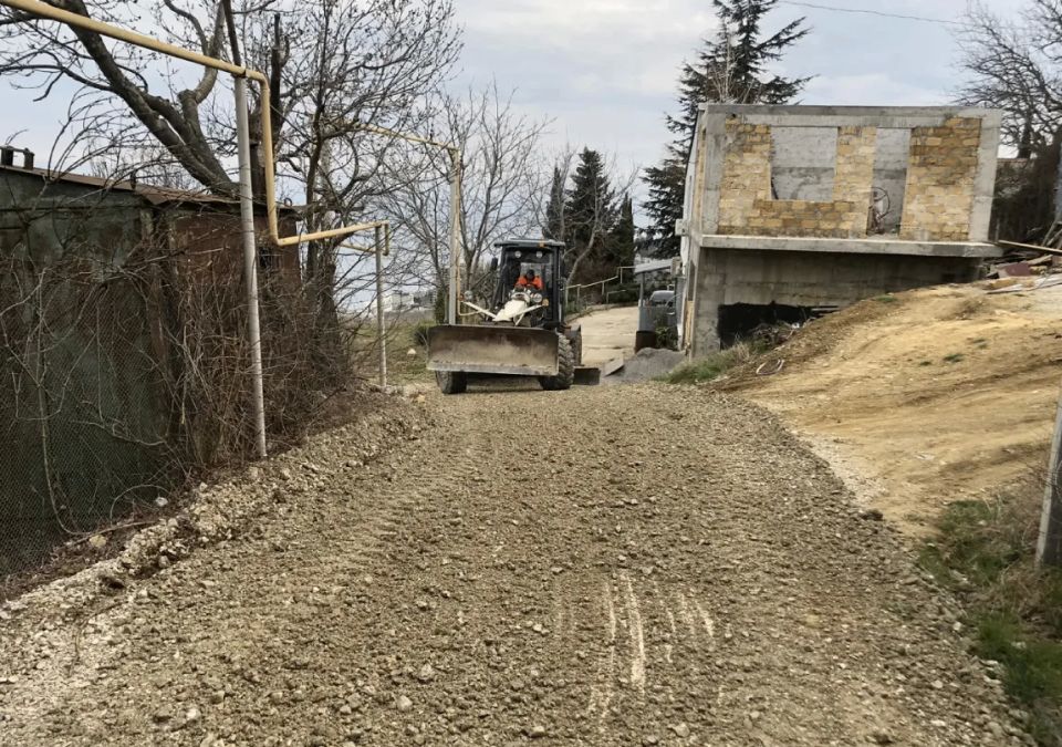 В Алуштинском муниципалитете проводятся работы по профилированию гравийных дорог и ямочному ремонту согласно утвержденным графикам на 2026 год В Алуштинском муниципалитете проводятся работы по профилированию гравийных дорог и ямочному ремонту согласно утвержденным графикам на 2026 год