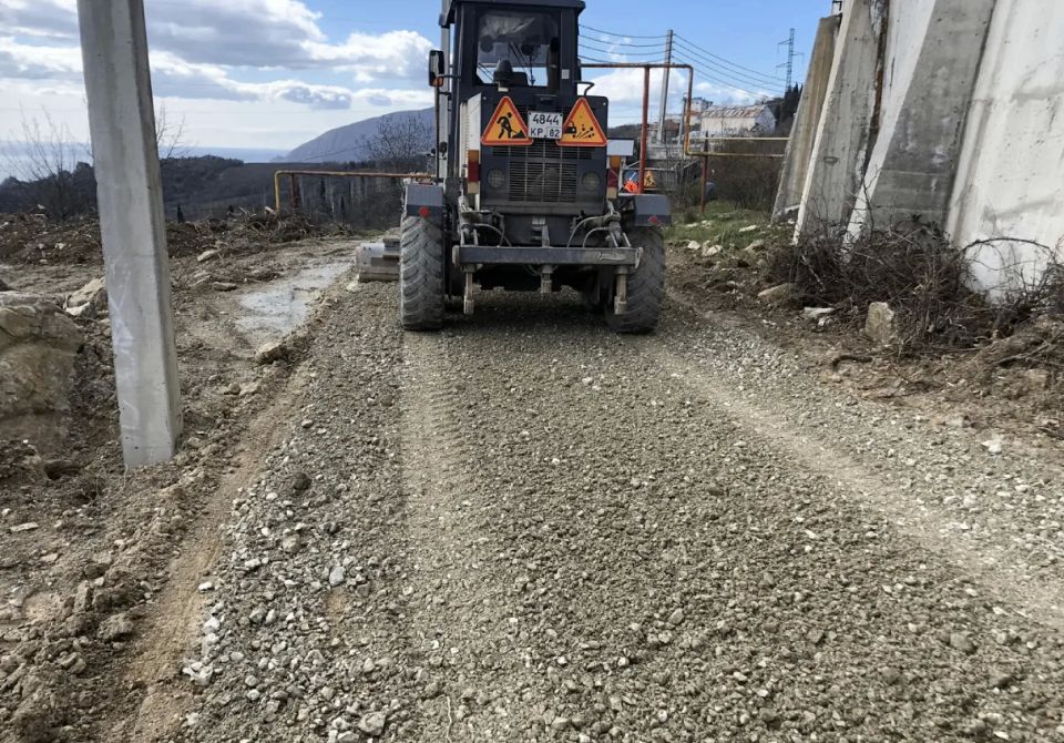 В Алуштинском муниципалитете проводятся работы по профилированию гравийных дорог и ямочному ремонту согласно утвержденным графикам на 2026 год В Алуштинском муниципалитете проводятся работы по профилированию гравийных дорог и ямочному ремонту согласно утвержденным графикам на 2026 год