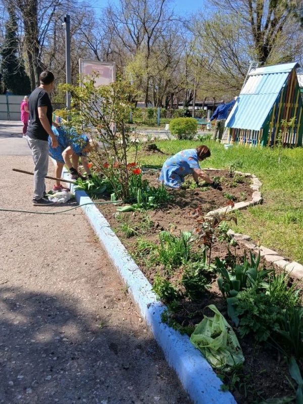 В общеобразовательных учреждениях Керчи ведутся сезонные работы по благоустройству территорий В общеобразовательных учреждениях Керчи ведутся сезонные работы по благоустройству территорий