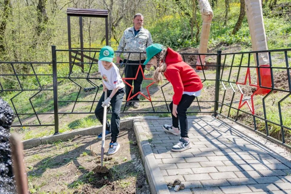 Михаил Развожаев: Наши юные лесничие привели в порядок памятник Неизвестному солдату к Дню Победы Михаил Развожаев: Наши юные лесничие привели в порядок памятник Неизвестному солдату к Дню Победы