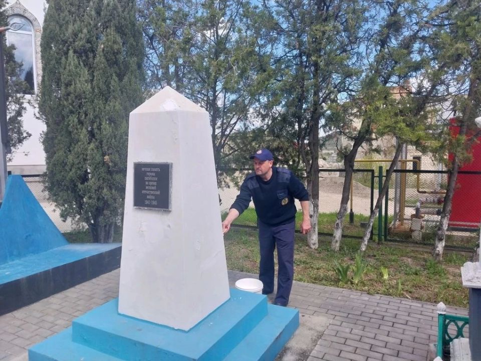 Наши огнеборцы продолжают приводить в порядок памятные места Великой Отечественной войны Наши огнеборцы продолжают приводить в порядок памятные места Великой Отечественной войны