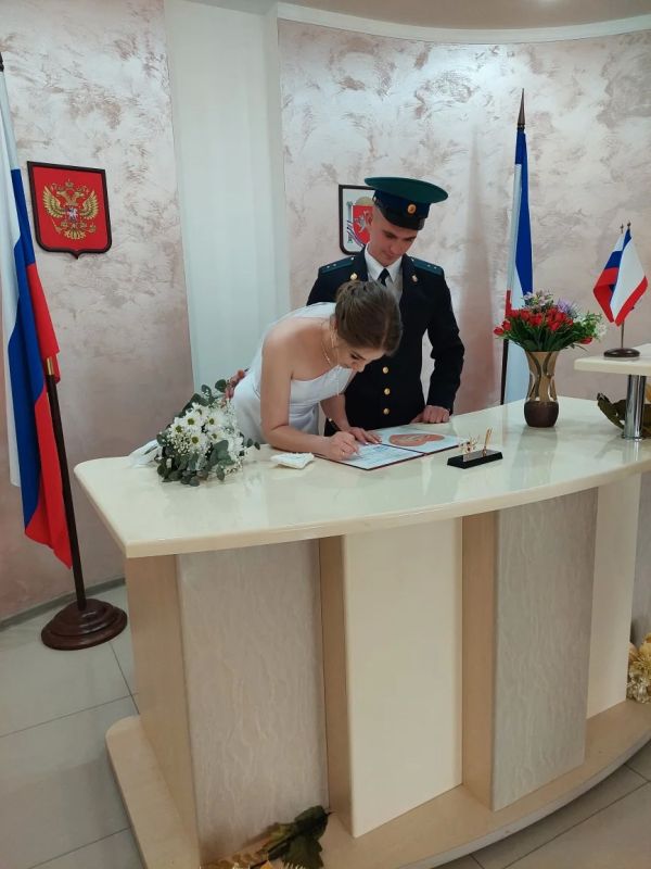 В рамках акции «Весне спасибо за любовь» Красноперекопский районный отдел ЗАГС стал организатором трогательного события – вручения первого документа родителям новорожденного В рамках акции «Весне спасибо за любовь» Красноперекопский районный отдел ЗАГС стал организатором трогательного события – вручения первого документа родителям новорожденного