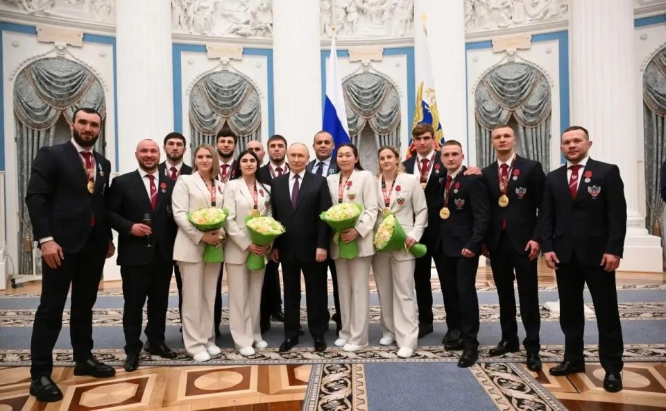 Владимир Путин наградил севастопольскую спортсменку Елену Гапешину медалью ордена "За заслуги перед Отечеством" II степени Владимир Путин наградил севастопольскую спортсменку Елену Гапешину медалью ордена "За заслуги перед Отечеством" II степени