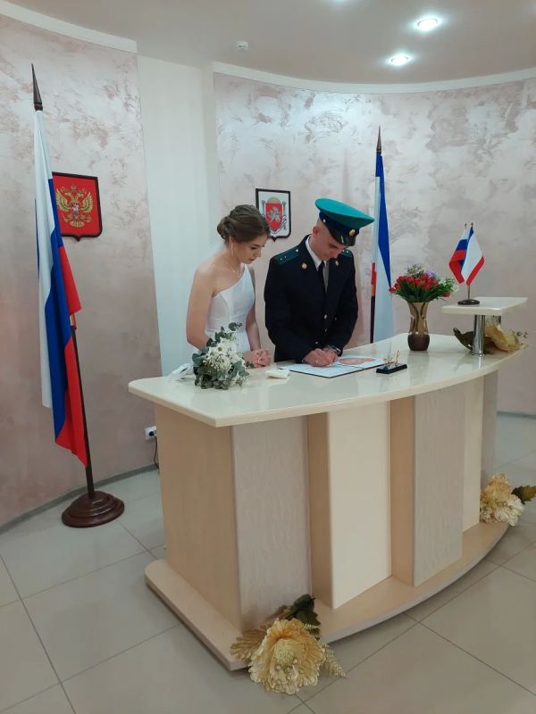 В рамках акции «Весне спасибо за любовь» Красноперекопский районный отдел ЗАГС стал организатором трогательного события – вручения первого документа родителям новорожденного В рамках акции «Весне спасибо за любовь» Красноперекопский районный отдел ЗАГС стал организатором трогательного события – вручения первого документа родителям новорожденного