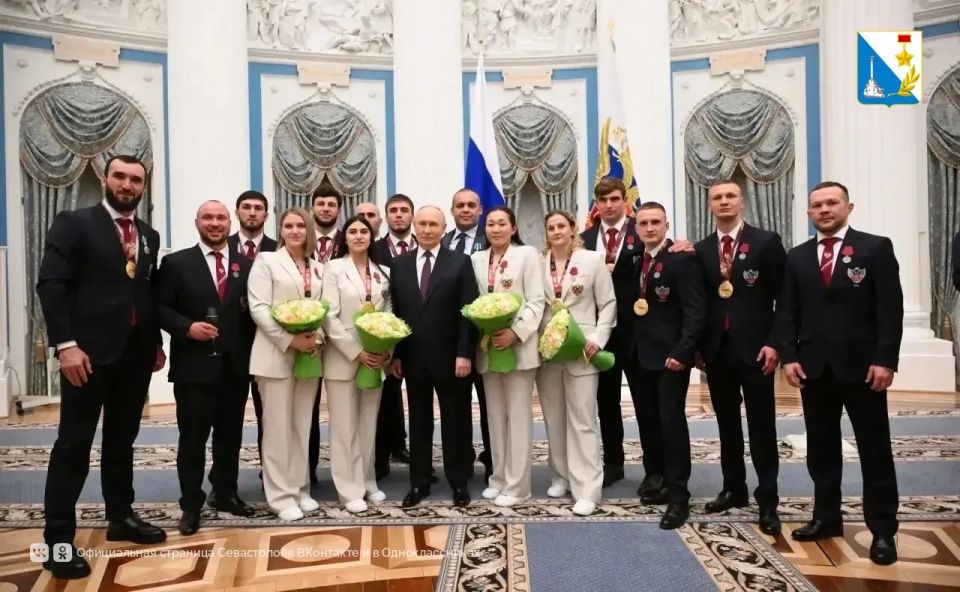 Владимир Путин вручил севастопольской спортсменке Елене Гапешиной медаль ордена «За заслуги перед Отечеством» II степени Владимир Путин вручил севастопольской спортсменке Елене Гапешиной медаль ордена «За заслуги перед Отечеством» II степени