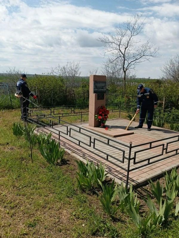 Наши огнеборцы продолжают приводить в порядок памятные места Великой Отечественной войны Наши огнеборцы продолжают приводить в порядок памятные места Великой Отечественной войны