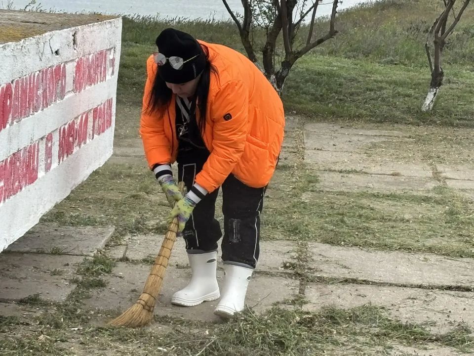 С заботой о памяти. Сотрудники Джанкойского аварийно-спасательного отряда ГКУ РК "КРЫМ-СПАС" привели в порядок мемориальный комплекс "Воинам 4-го Украинского фронта, форсировавшим Сиваш в 1944 году" С заботой о памяти. Сотрудники Джанкойского аварийно-спасательного отряда ГКУ РК "КРЫМ-СПАС" привели в порядок мемориальный комплекс "Воинам 4-го Украинского фронта, форсировавшим Сиваш в 1944 году"