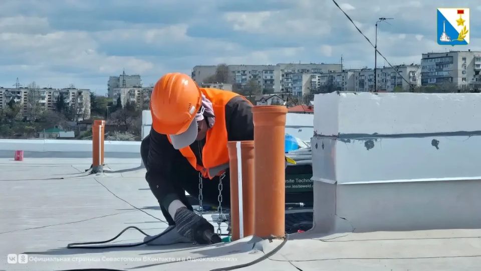На улице Арсенальной капитально ремонтируют крышу дома № 29 На улице Арсенальной капитально ремонтируют крышу дома № 29