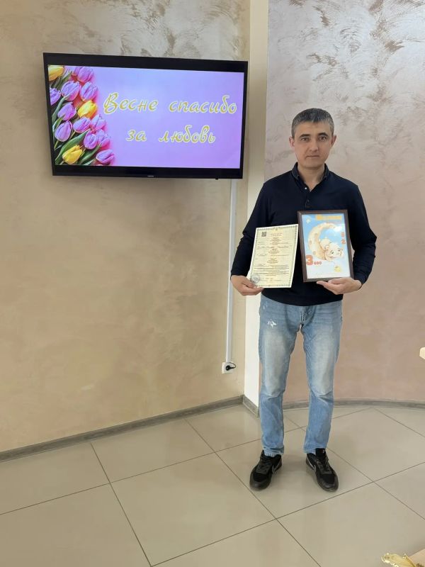 В рамках акции «Весне спасибо за любовь» Красноперекопский районный отдел ЗАГС стал организатором трогательного события – вручения первого документа родителям новорожденного В рамках акции «Весне спасибо за любовь» Красноперекопский районный отдел ЗАГС стал организатором трогательного события – вручения первого документа родителям новорожденного