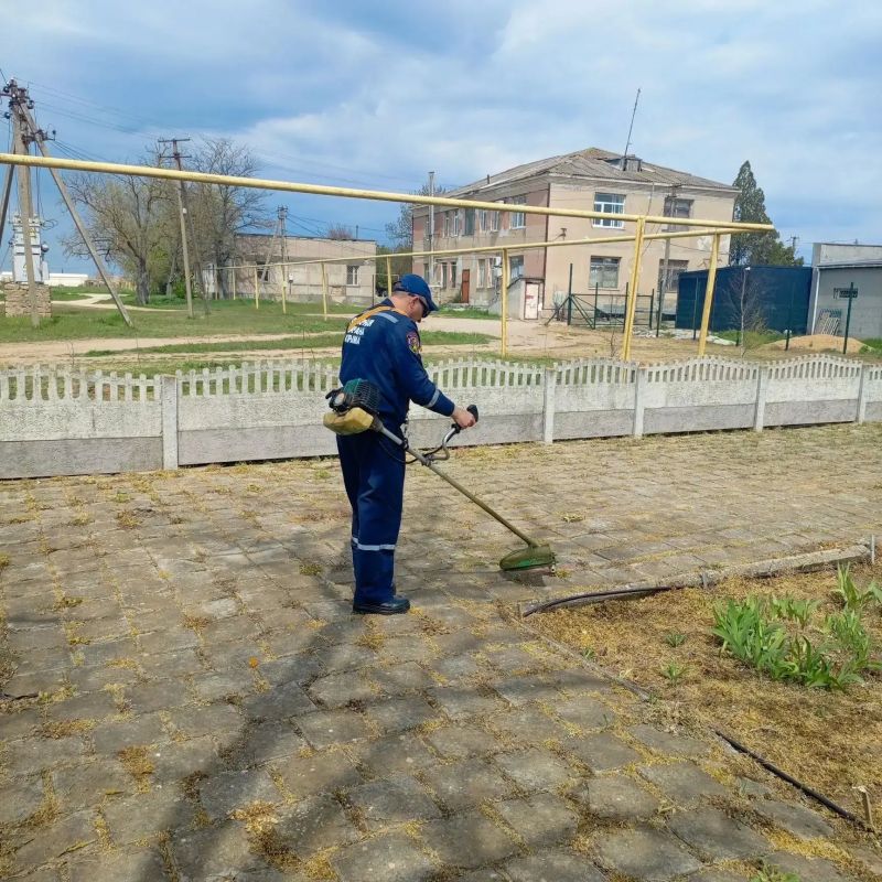 Наши огнеборцы продолжают приводить в порядок памятные места Великой Отечественной войны Наши огнеборцы продолжают приводить в порядок памятные места Великой Отечественной войны