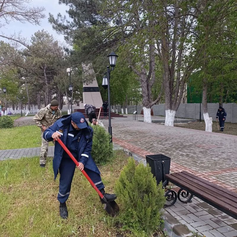 Наши огнеборцы продолжают приводить в порядок памятные места Великой Отечественной войны Наши огнеборцы продолжают приводить в порядок памятные места Великой Отечественной войны