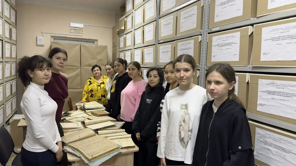 Ко дню местного самоуправления, 21 апреля 2026 года, учащиеся Крымской школы-гимназии посетили архивный отдел (муниципальный архив) администрации Сакского района Ко дню местного самоуправления, 21 апреля 2026 года, учащиеся Крымской школы-гимназии посетили архивный отдел (муниципальный архив) администрации Сакского района