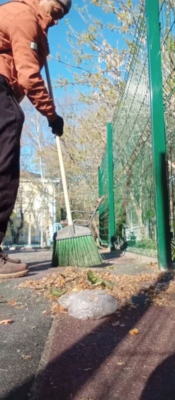 Сотрудники МБУ «Город» совместно с подрядными организациями ежедневно поддерживают порядок в скверах, парках, на улицах Симферополя и общественных пространствах города Сотрудники МБУ «Город» совместно с подрядными организациями ежедневно поддерживают порядок в скверах, парках, на улицах Симферополя и общественных пространствах города