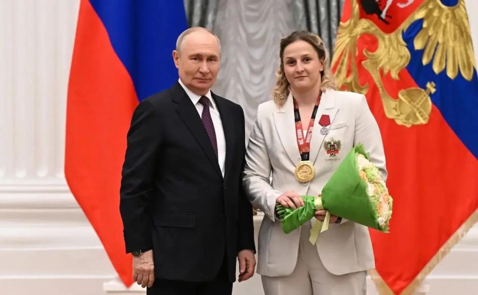 Владимир Путин наградил севастопольскую спортсменку Елену Гапешину медалью ордена "За заслуги перед Отечеством" II степени Владимир Путин наградил севастопольскую спортсменку Елену Гапешину медалью ордена "За заслуги перед Отечеством" II степени