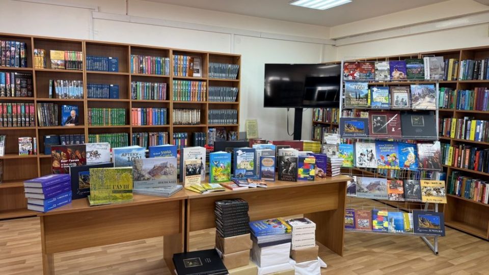 Более трехсот книг переданы в дар Центральной библиотеке Крыма Более трехсот книг переданы в дар Центральной библиотеке Крыма