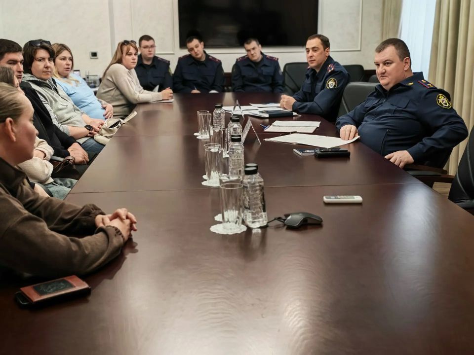 Руководитель ГСУ СК России по Республике Крым и городу Севастополю провел личный прием детей-сирот Руководитель ГСУ СК России по Республике Крым и городу Севастополю провел личный прием детей-сирот