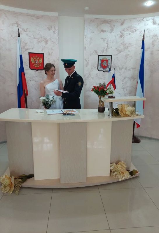 В рамках акции «Весне спасибо за любовь» Красноперекопский районный отдел ЗАГС стал организатором трогательного события – вручения первого документа родителям новорожденного В рамках акции «Весне спасибо за любовь» Красноперекопский районный отдел ЗАГС стал организатором трогательного события – вручения первого документа родителям новорожденного