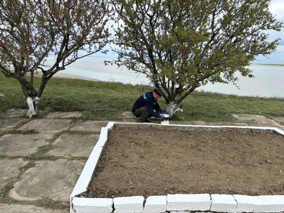 С заботой о памяти. Сотрудники Джанкойского аварийно-спасательного отряда ГКУ РК "КРЫМ-СПАС" привели в порядок мемориальный комплекс "Воинам 4-го Украинского фронта, форсировавшим Сиваш в 1944 году" С заботой о памяти. Сотрудники Джанкойского аварийно-спасательного отряда ГКУ РК "КРЫМ-СПАС" привели в порядок мемориальный комплекс "Воинам 4-го Украинского фронта, форсировавшим Сиваш в 1944 году"